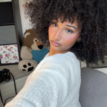 Frau Maureen E. Knust